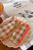 Serviettes de table à carreaux vichy et broderies