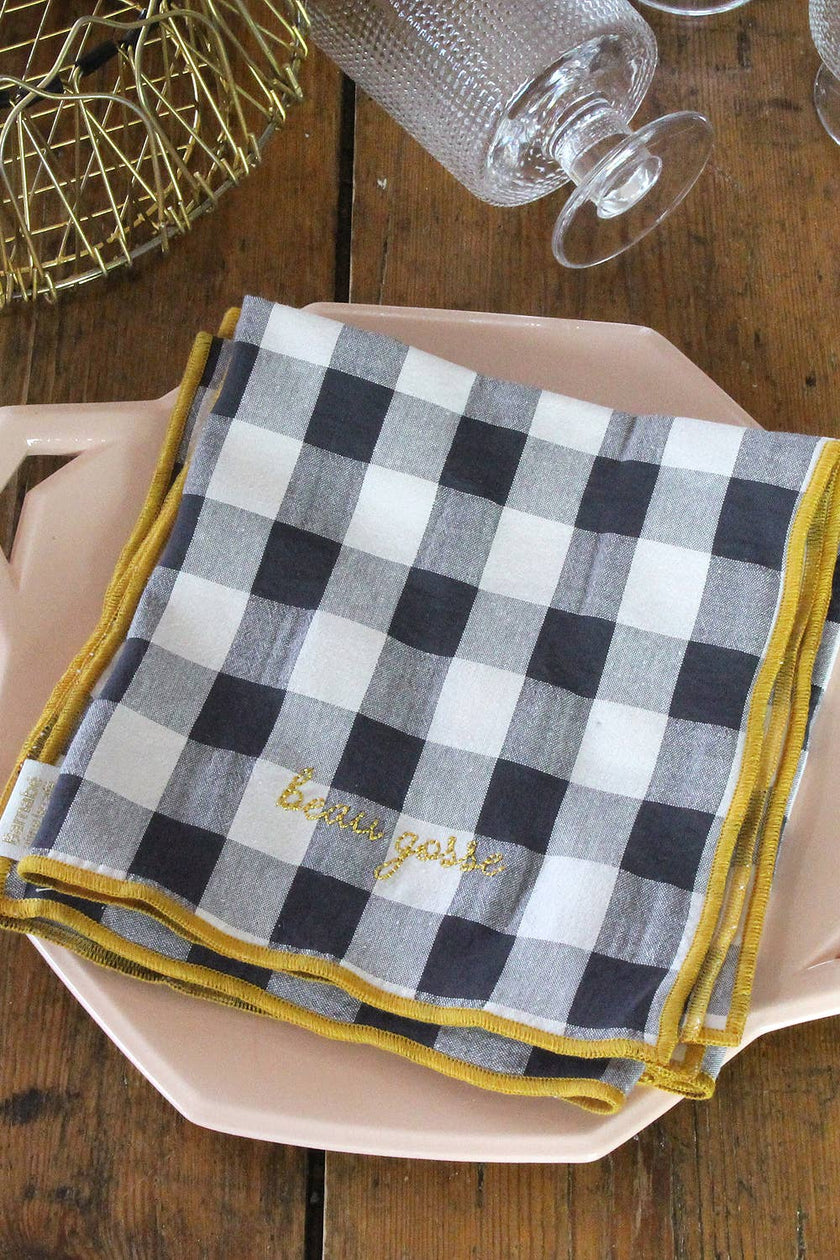 Serviettes de table à carreaux vichy et broderies