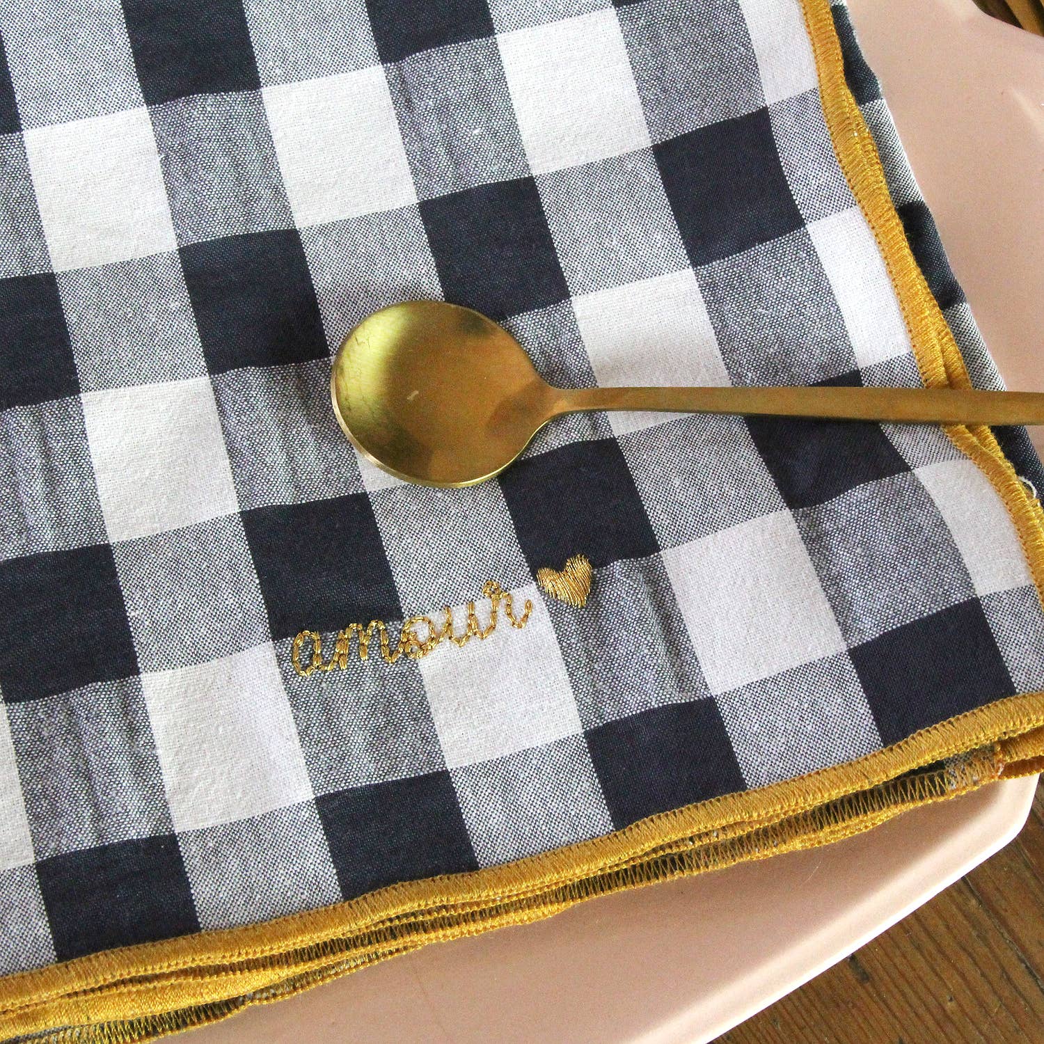 Serviettes de table à carreaux vichy et broderies