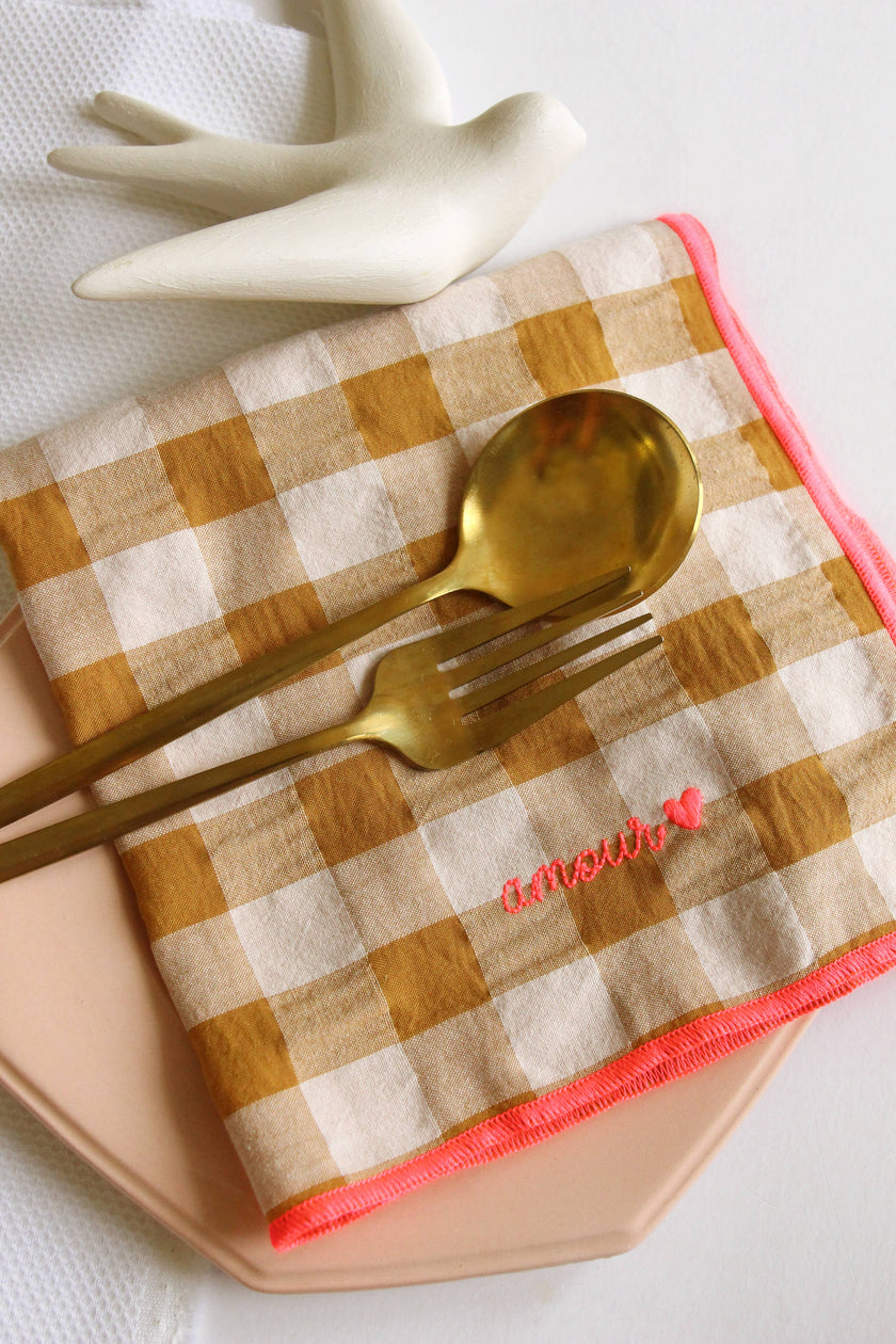Serviettes de table à carreaux vichy et broderies