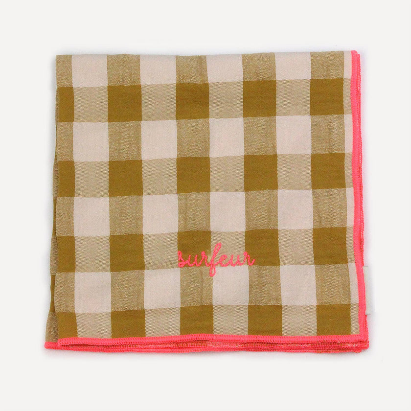 Serviettes de table à carreaux vichy et broderies