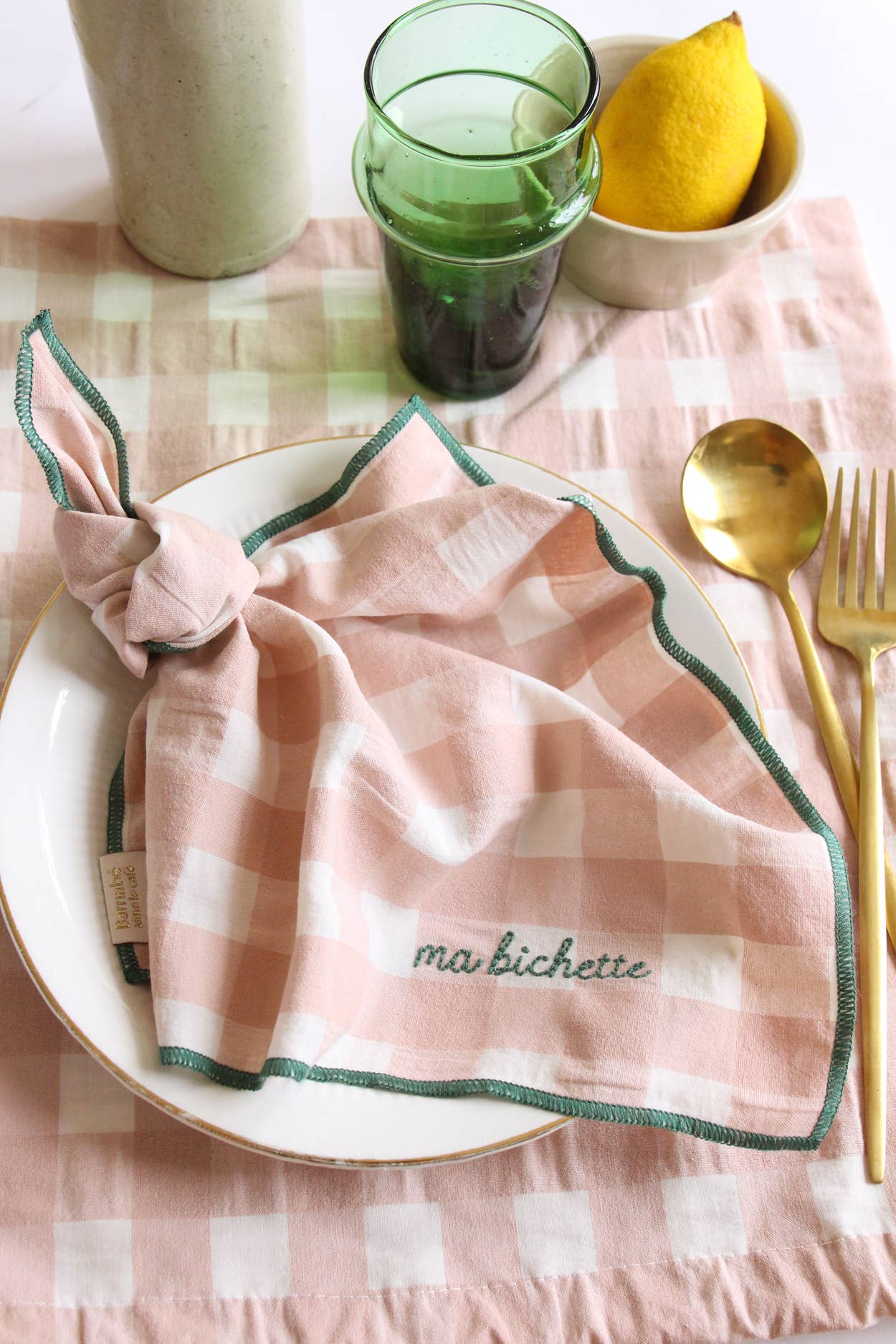 Serviettes de table à carreaux vichy et broderies