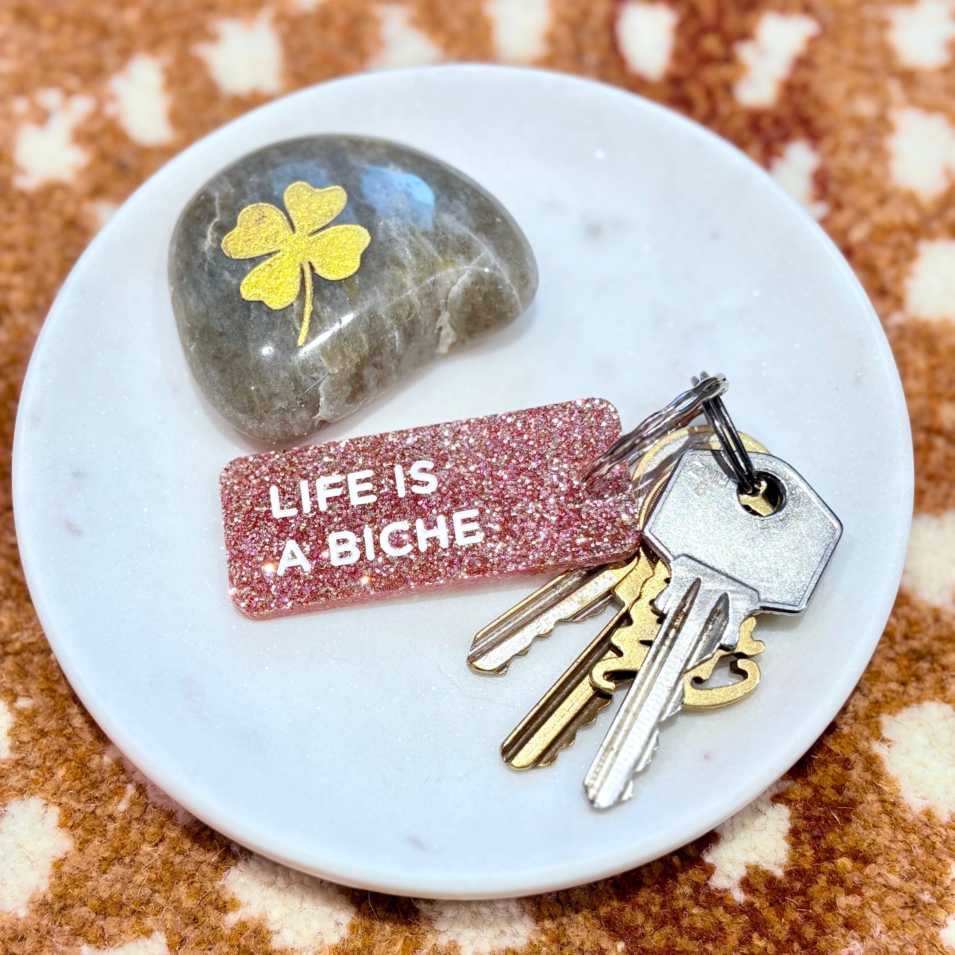 LIFE IS A BICHE Porte-clés à paillettes Plus de Love