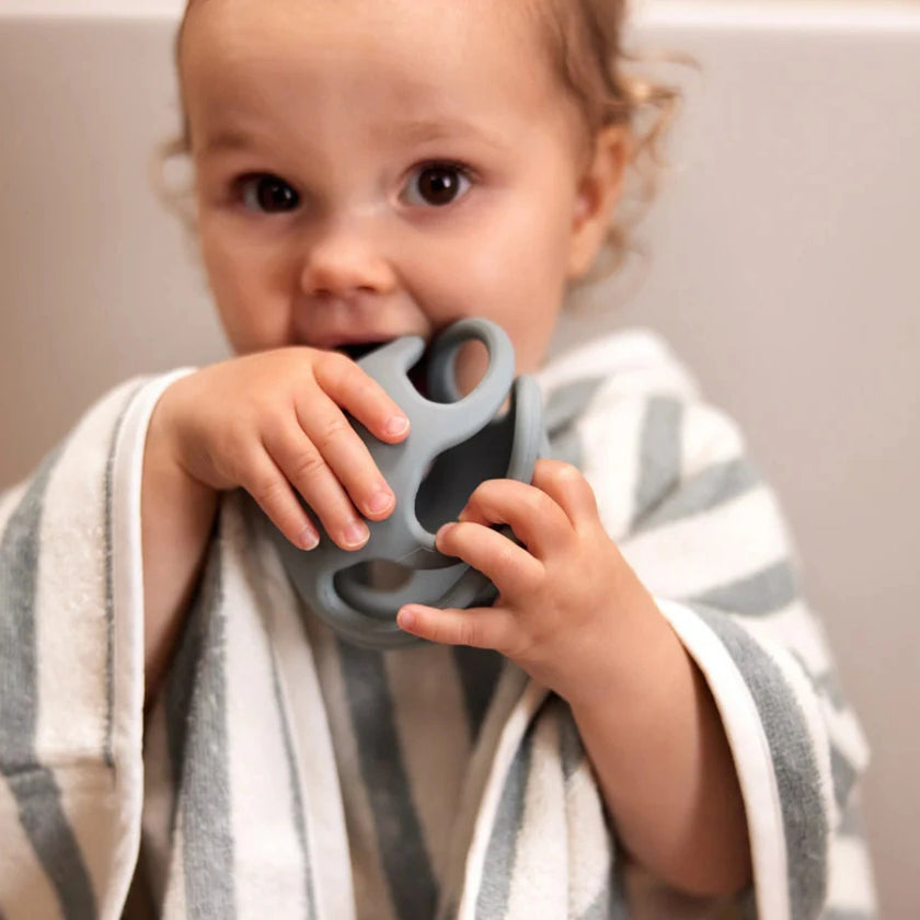 Anneau de dentition balle en silicone et enfant