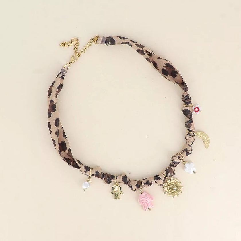 Collier en Tissu Motifs avec Breloques