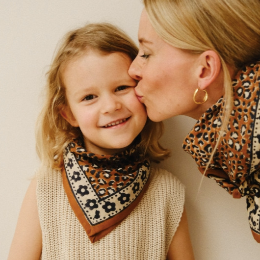 Foulard léopard mon grand indispensable Léo brown