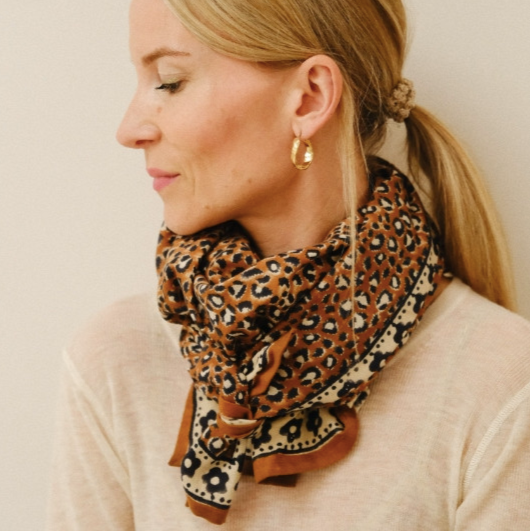Foulard léopard mon grand indispensable Léo brown