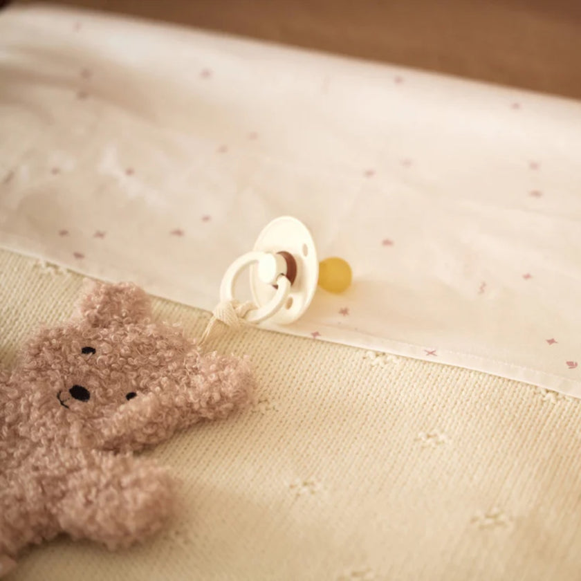 attaches tetine teddy bear