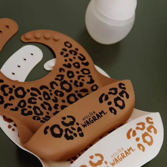 Bavoir silicone Léopard crème et caramel Atelier Wagram