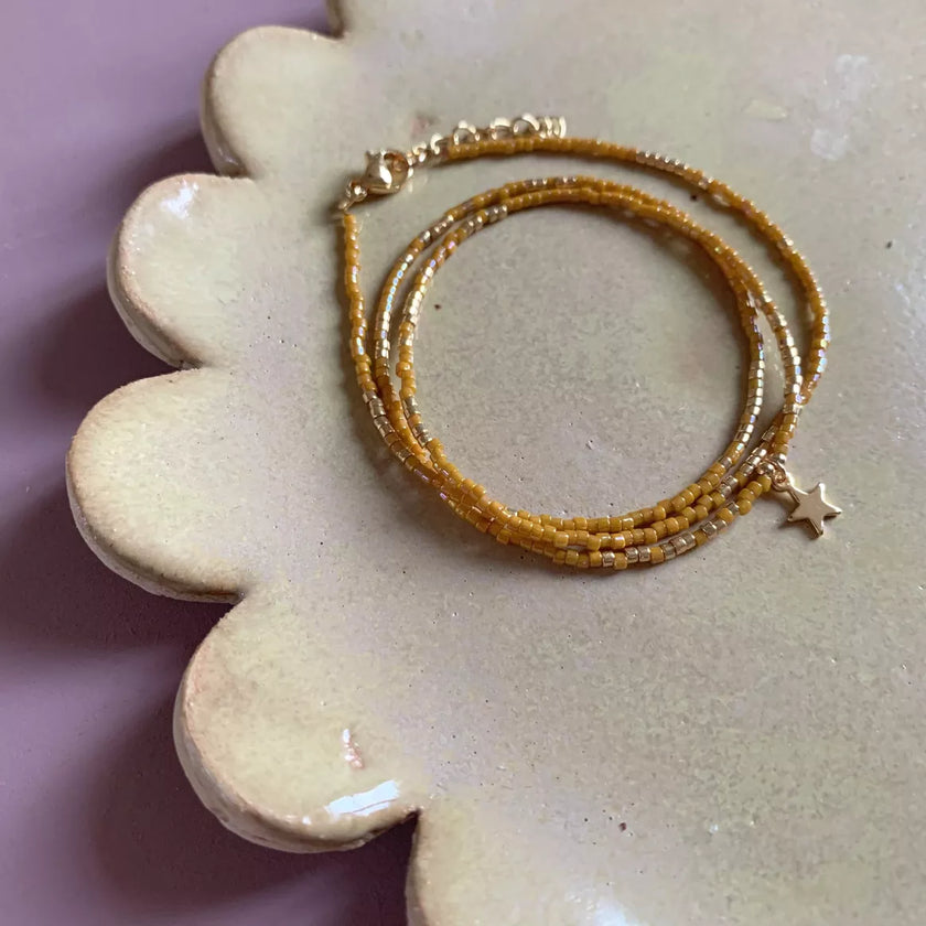 Collier ocre avec pendentif étoile
