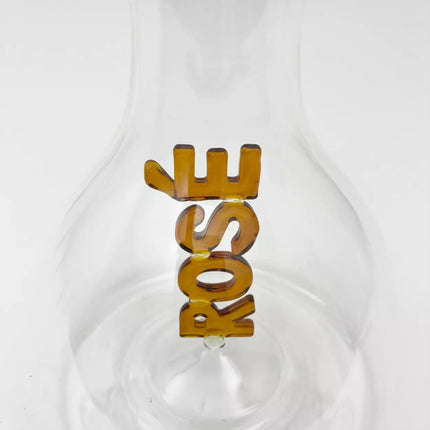 carafe en verre avec écriture rosé couleur ambre