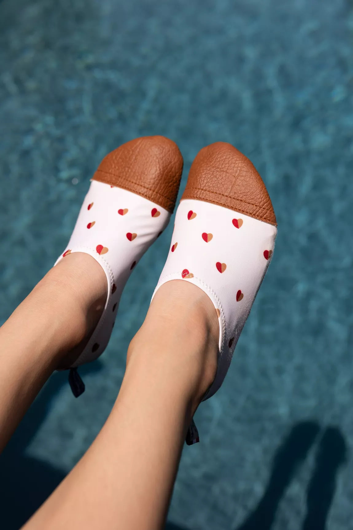 Chaussons bicolores cœurs les pas petits 