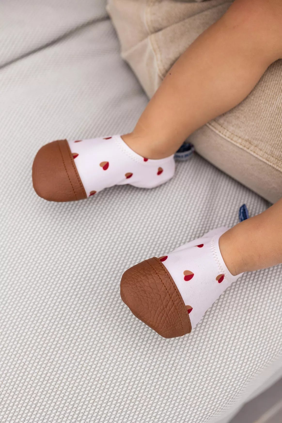 Chaussons bicolores cœurs les pas petits 