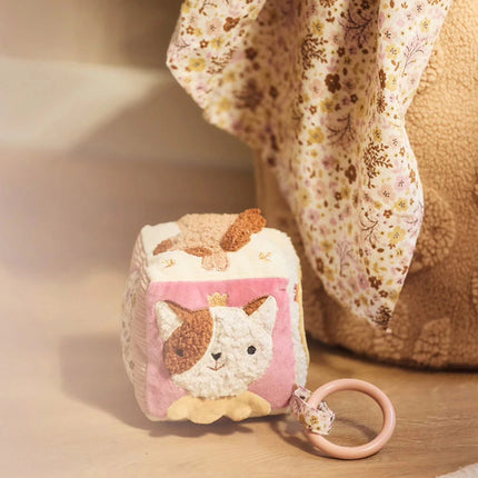 cube d'activité rose et beige