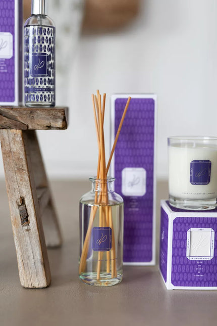 Diffuseur de parfum dans un champs de lavande