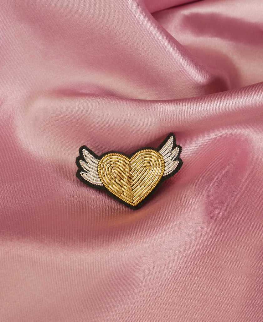 Broche Coeur Ailé Doré Fait Main Broderie Cannetille