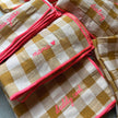 Serviettes de table à carreaux vichy et broderies
