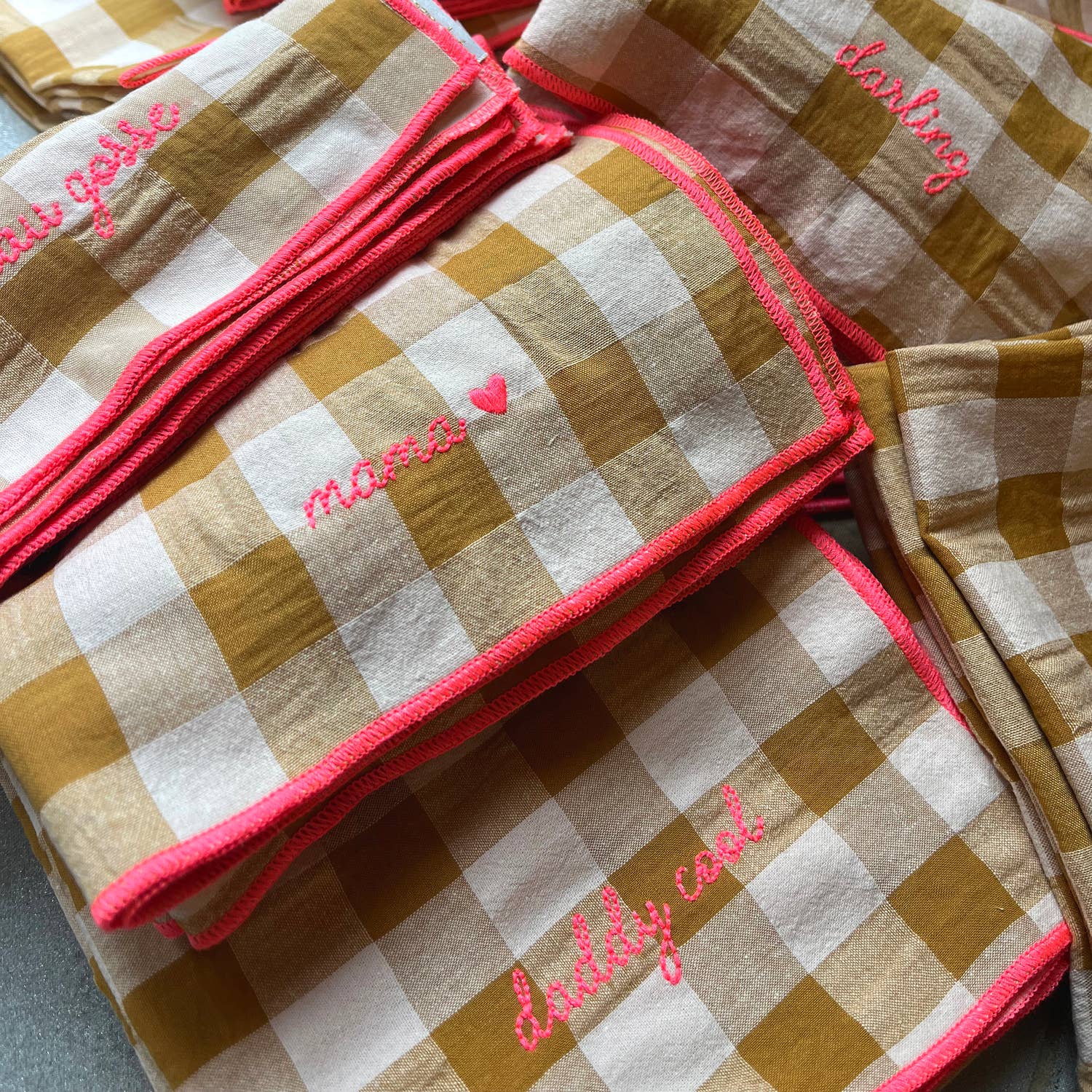 Serviettes de table à carreaux vichy et broderies