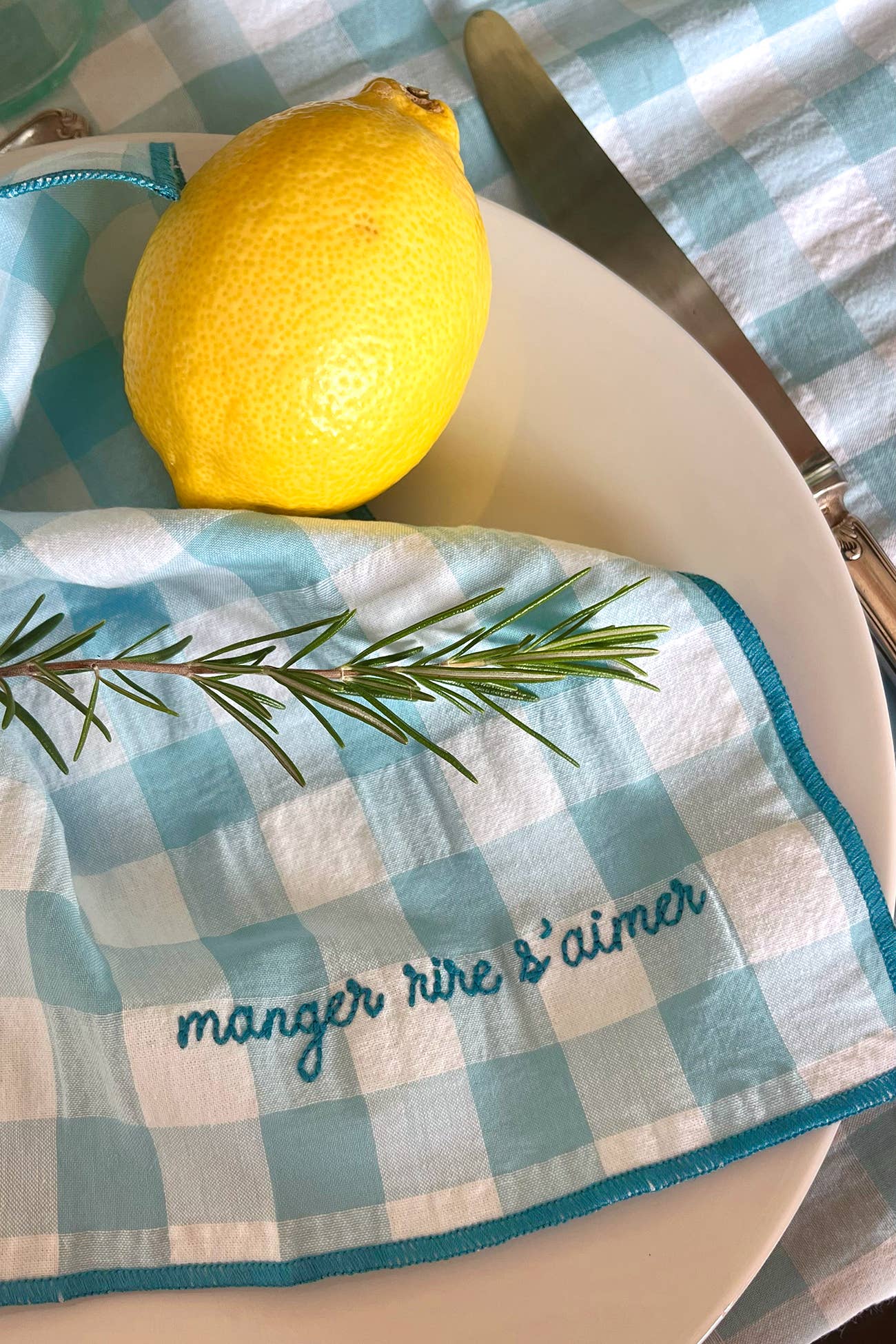 Serviettes de table à carreaux vichy et broderies