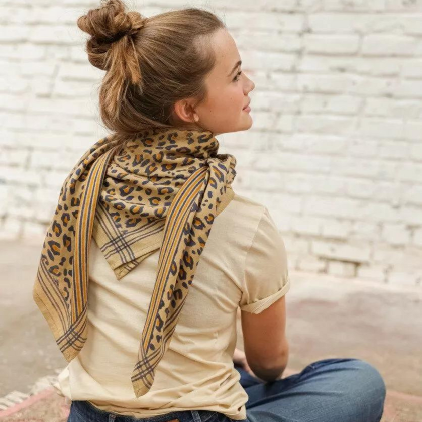 grand foulard leopard camel