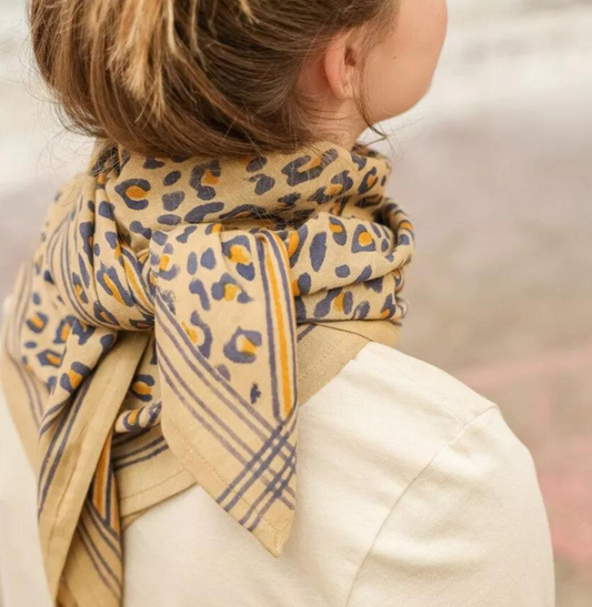 grand foulard leopard camel