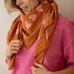 Foulard marron et rose grand format atelier wagram