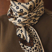 Grand foulard Léopard fleuri