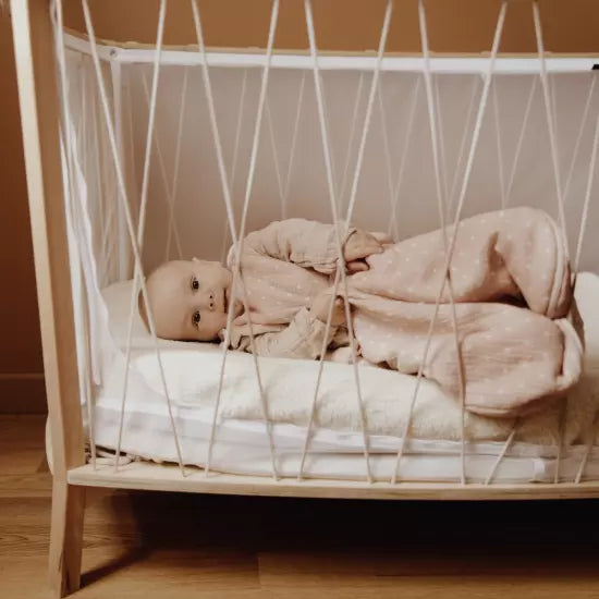 Gigoteuse en gaze de coton petits cœurs blancs fond rosé