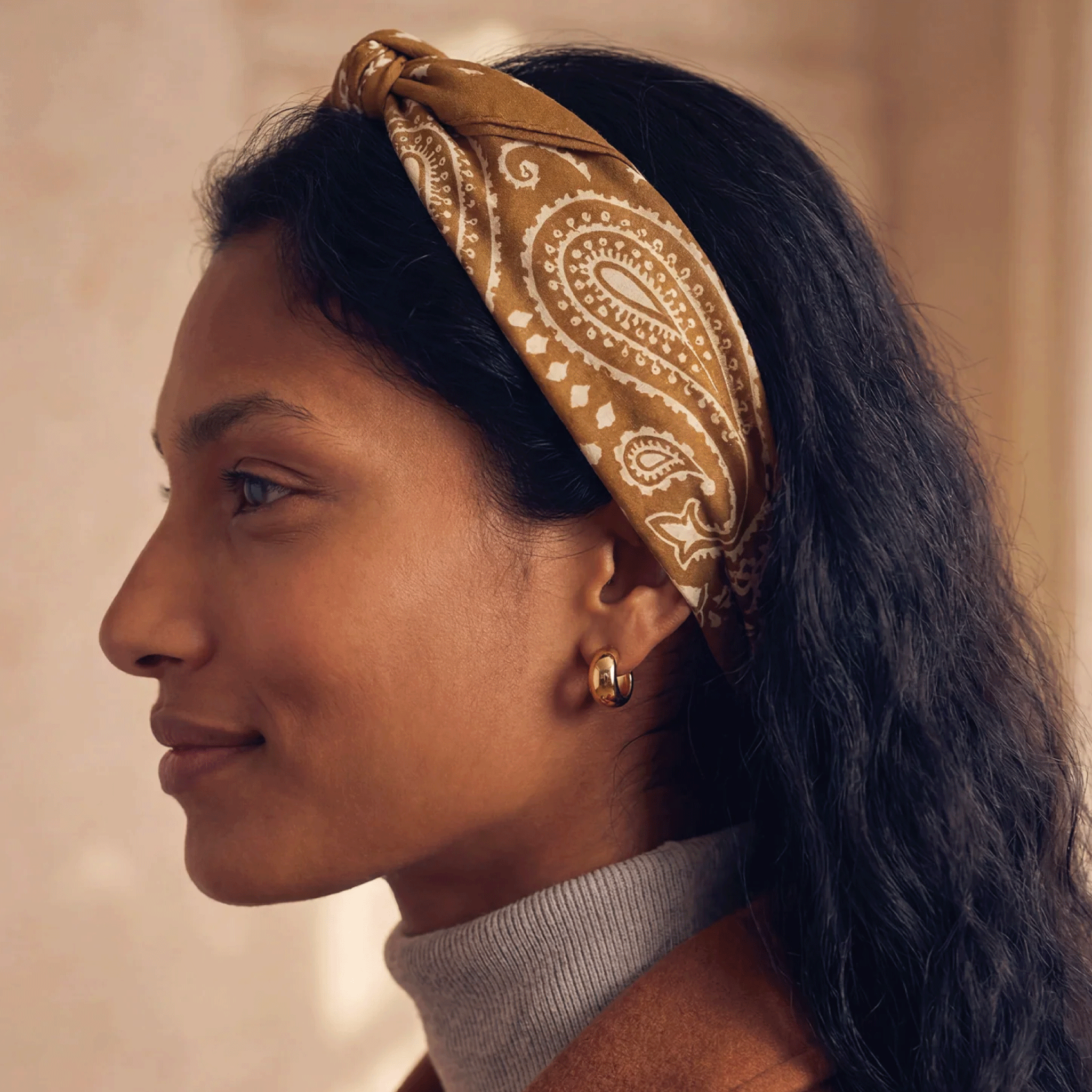 Bandana en soie Golden Brown – 70 × 70 cm