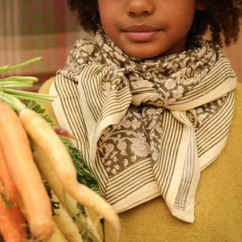 grand foulard fleuri kaki