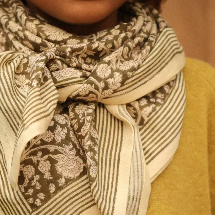 grand foulard fleuri kaki