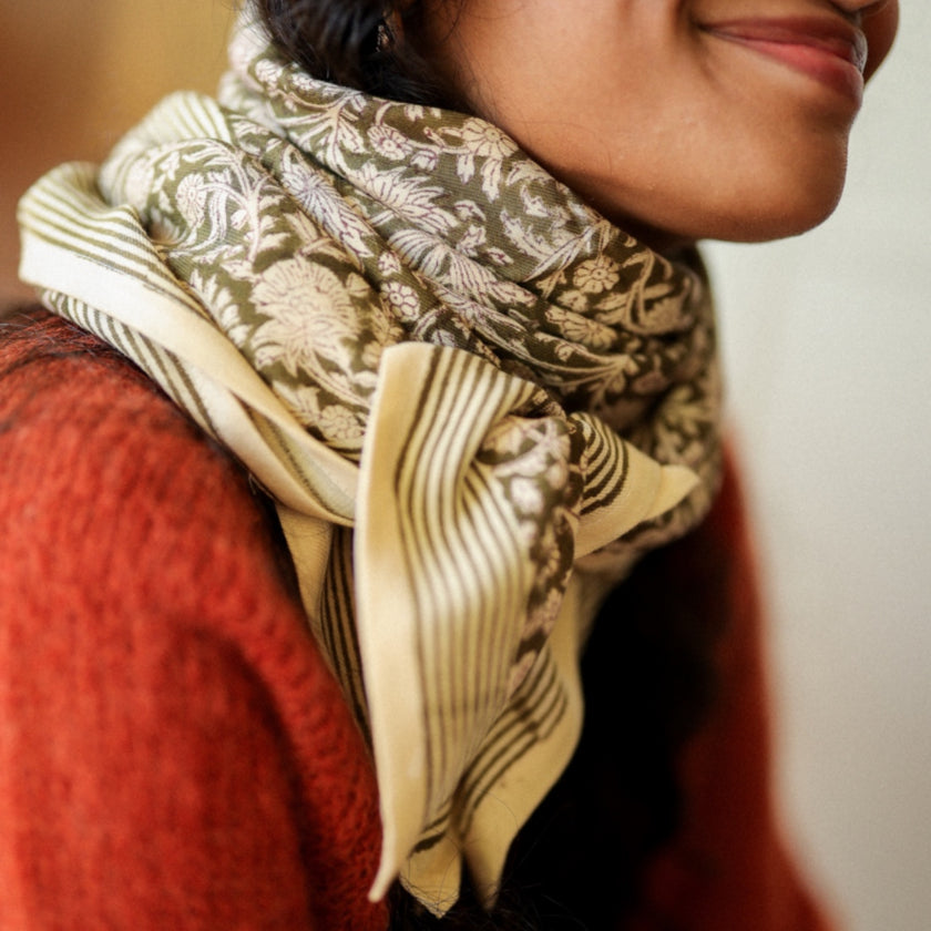 grand foulard fleuri kaki