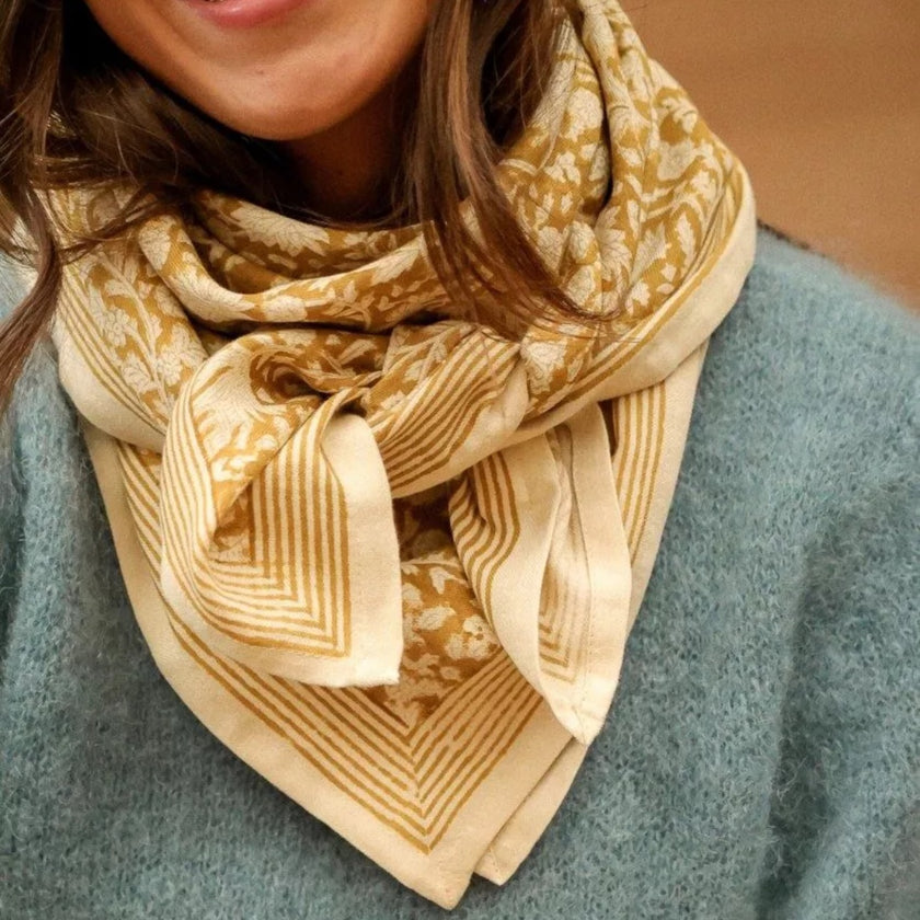 grand foulard fleuri safran 