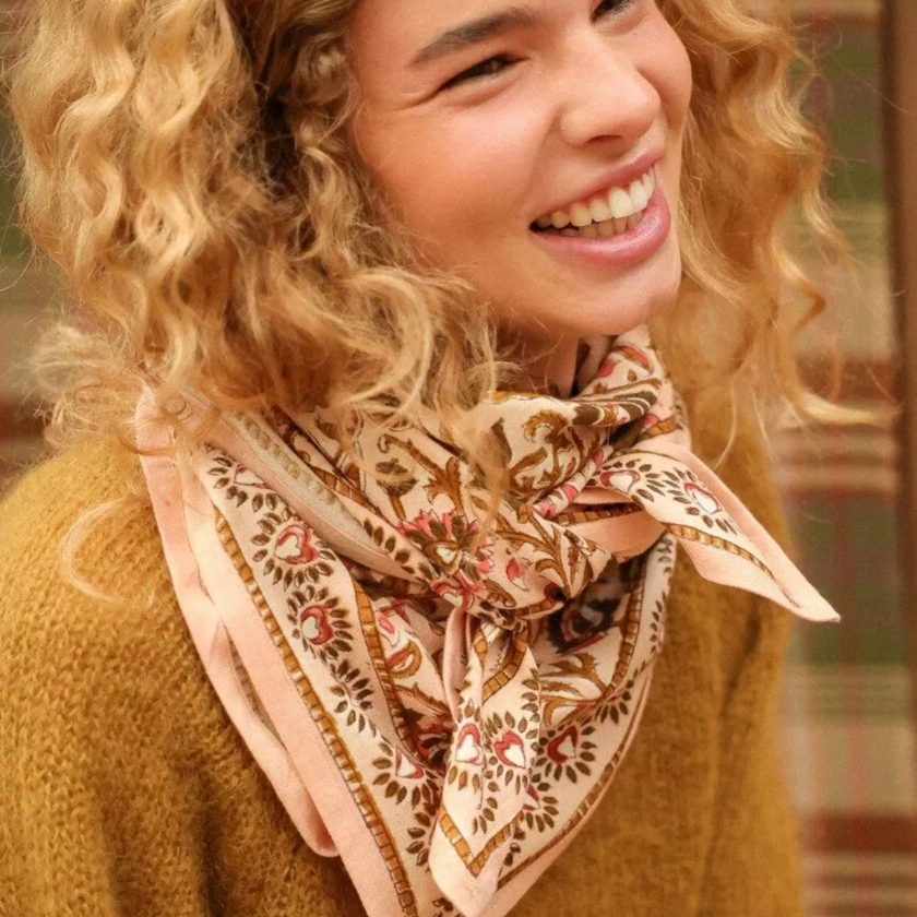 grand foulard fleuri rose poudre