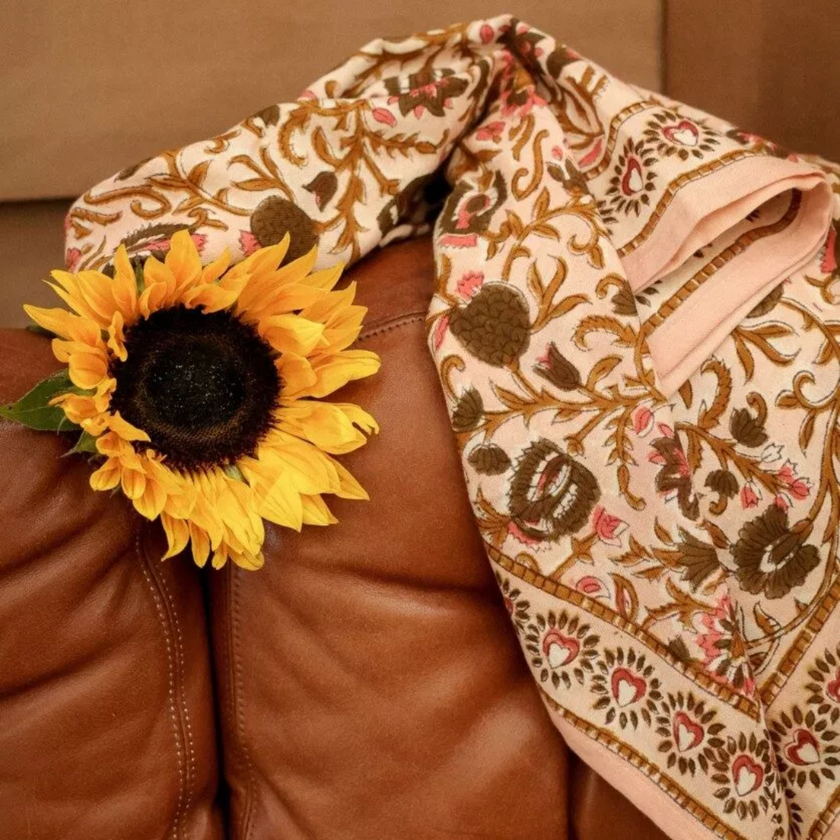 grand foulard fleuri rose poudre