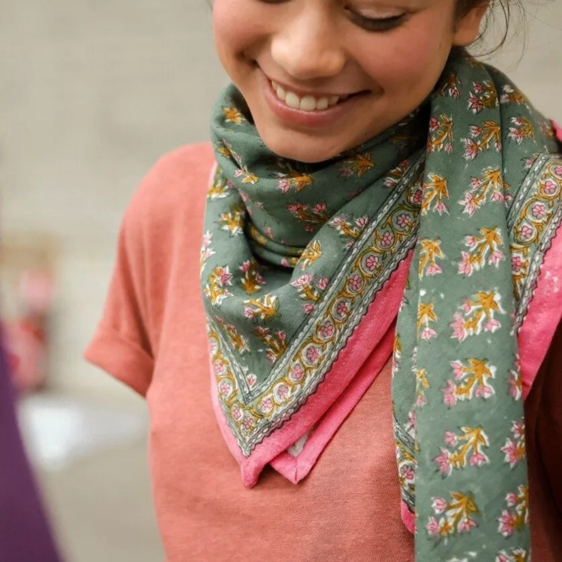 grand foulard rose et vert sauge