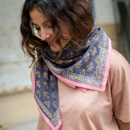 grand foulard rose et bleu marine