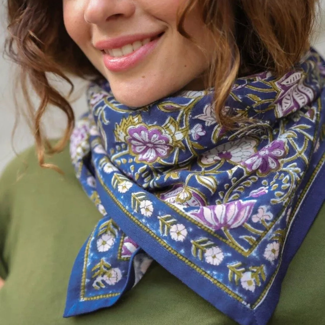 grand foulard bleu marine