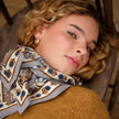 grand foulard fleuri bleu azur