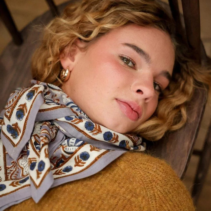 grand foulard fleuri bleu azur