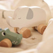 jouet elephant en bois a roulette