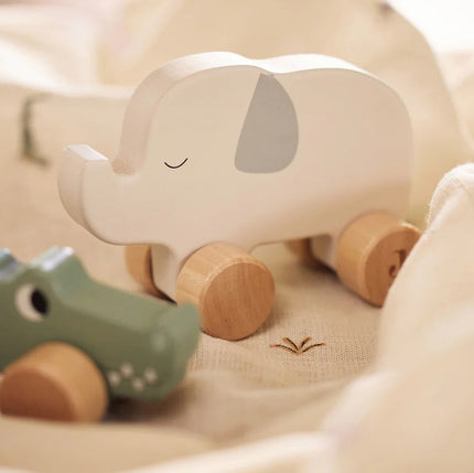 jouet elephant en bois a roulette