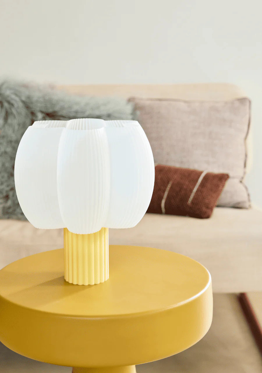 Lampe fluffy banane bleuu studio