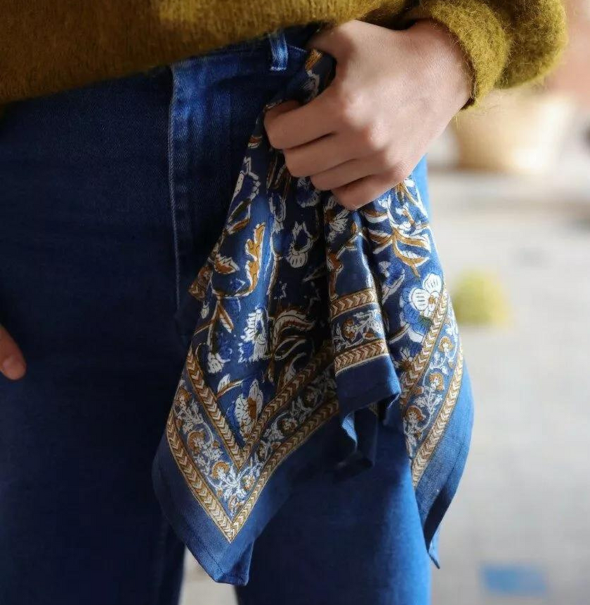 petit foulard bleu marine