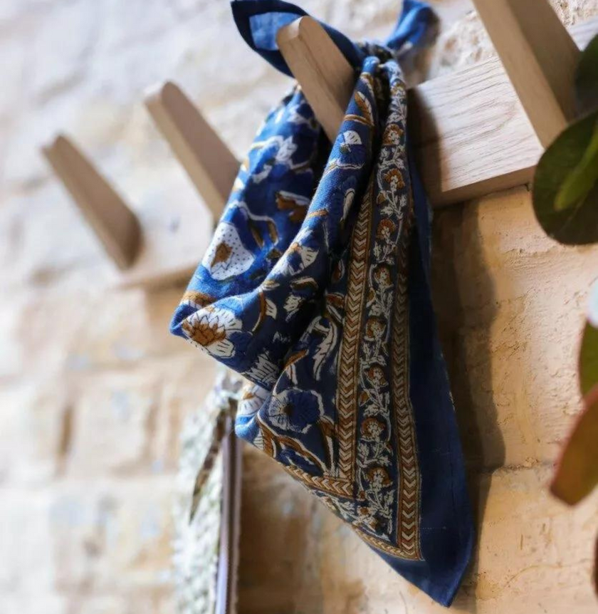 petit foulard bleu marine