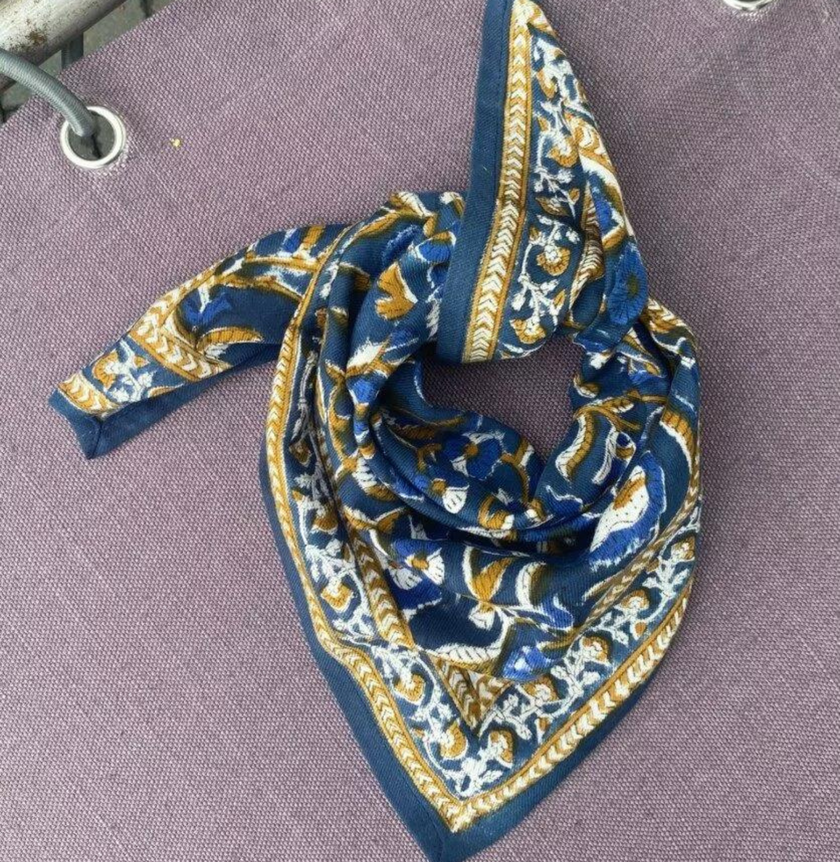 petit foulard bleu marine