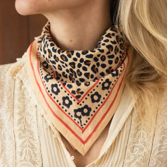 Petit foulard leopard rouge love explorer 