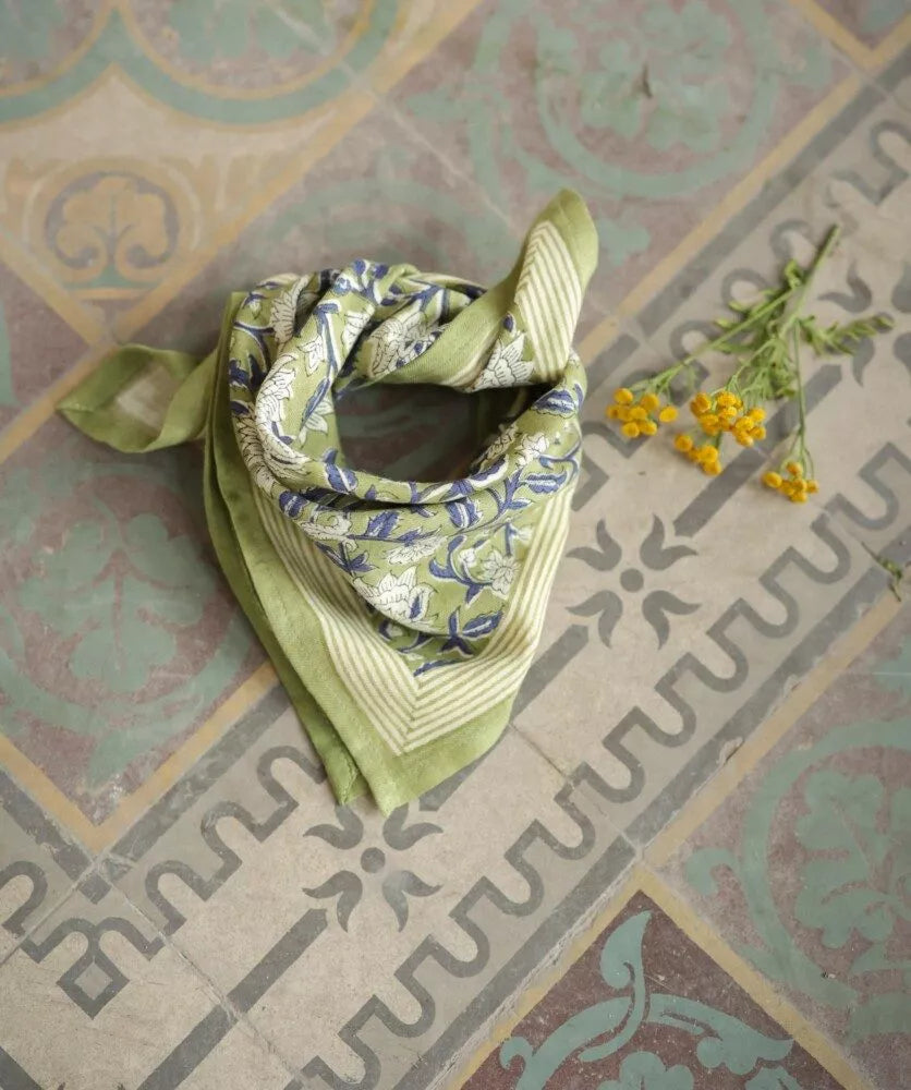 Petit foulard motif fleurs vert et bleu 