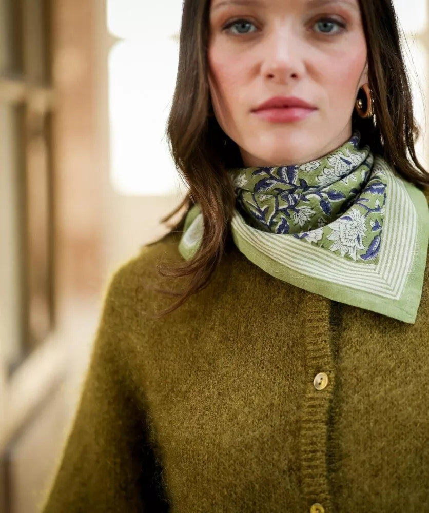 Petit foulard motif fleurs vert et bleu 