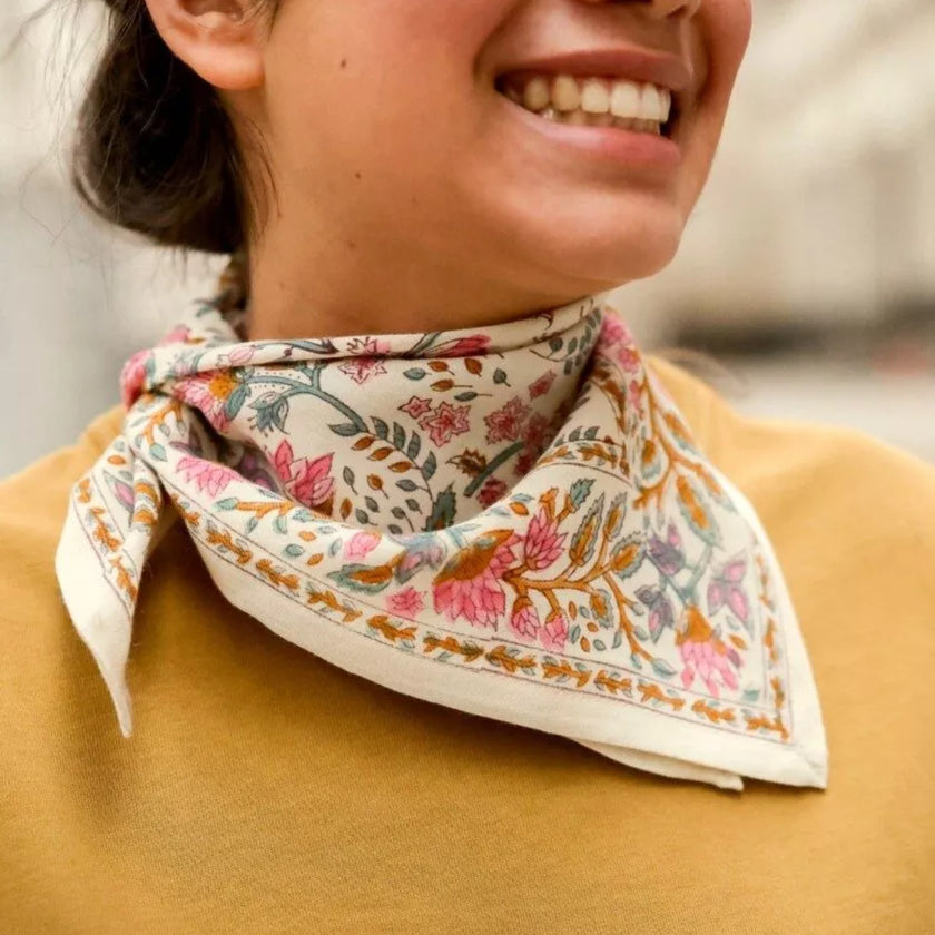 foulard fleuri beige et rose